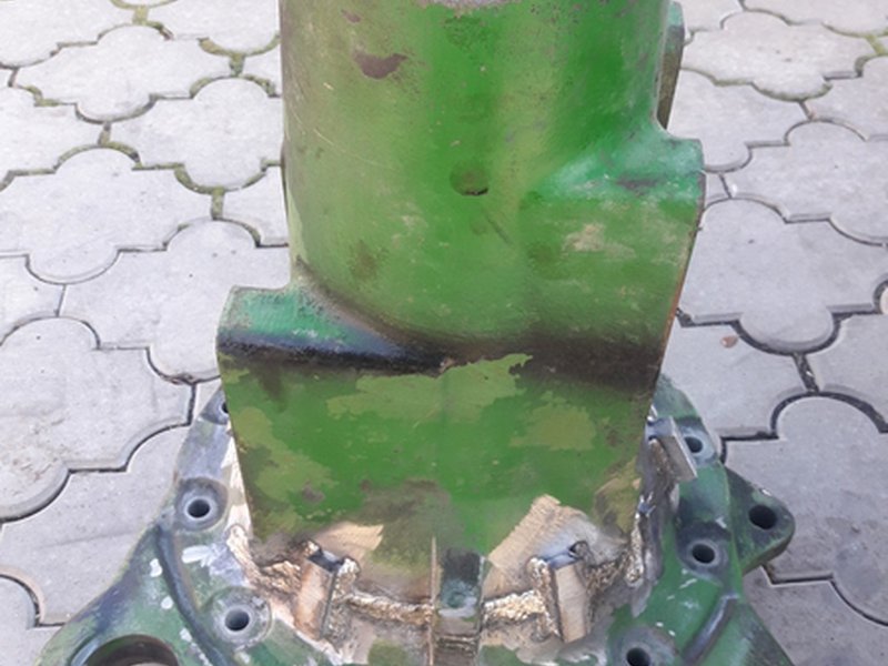Zváranie + vystuženiu prasknutého portáli traktora John Deere