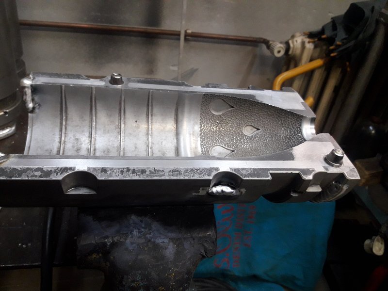 Vyvarenie upínacích plôch u foriem na pet fľaše